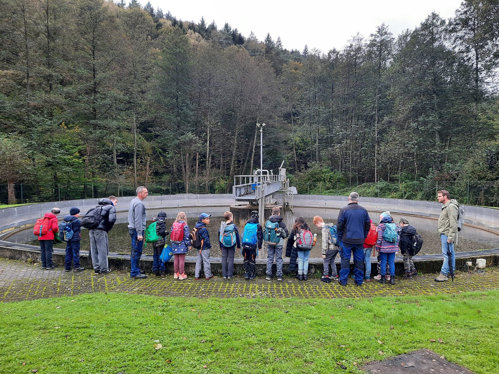 Die Klasse 3a bei der Führung durch die Kläranlage Mittleres Wieslautertal in Bundenthal